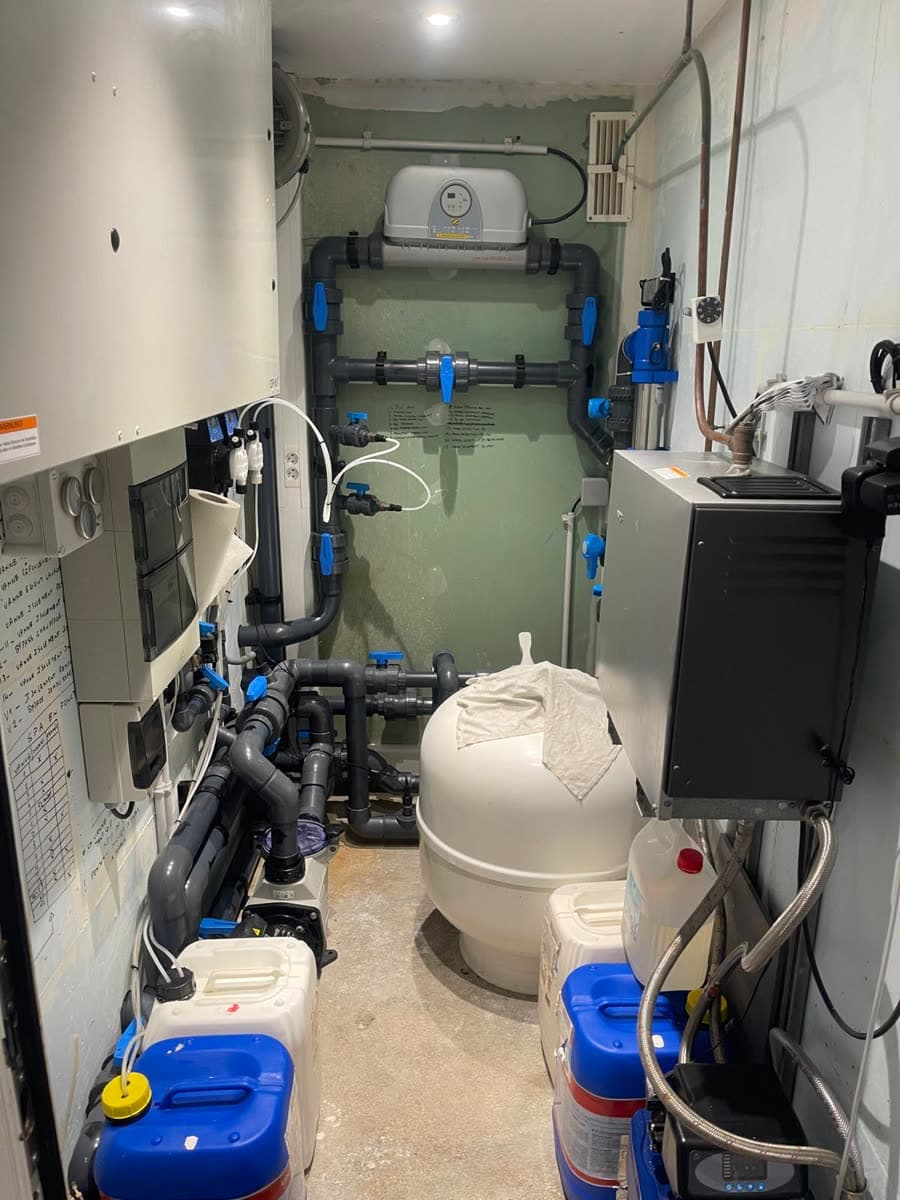 Local technique : filtration, pompe et traitement d’eau d’un bassin