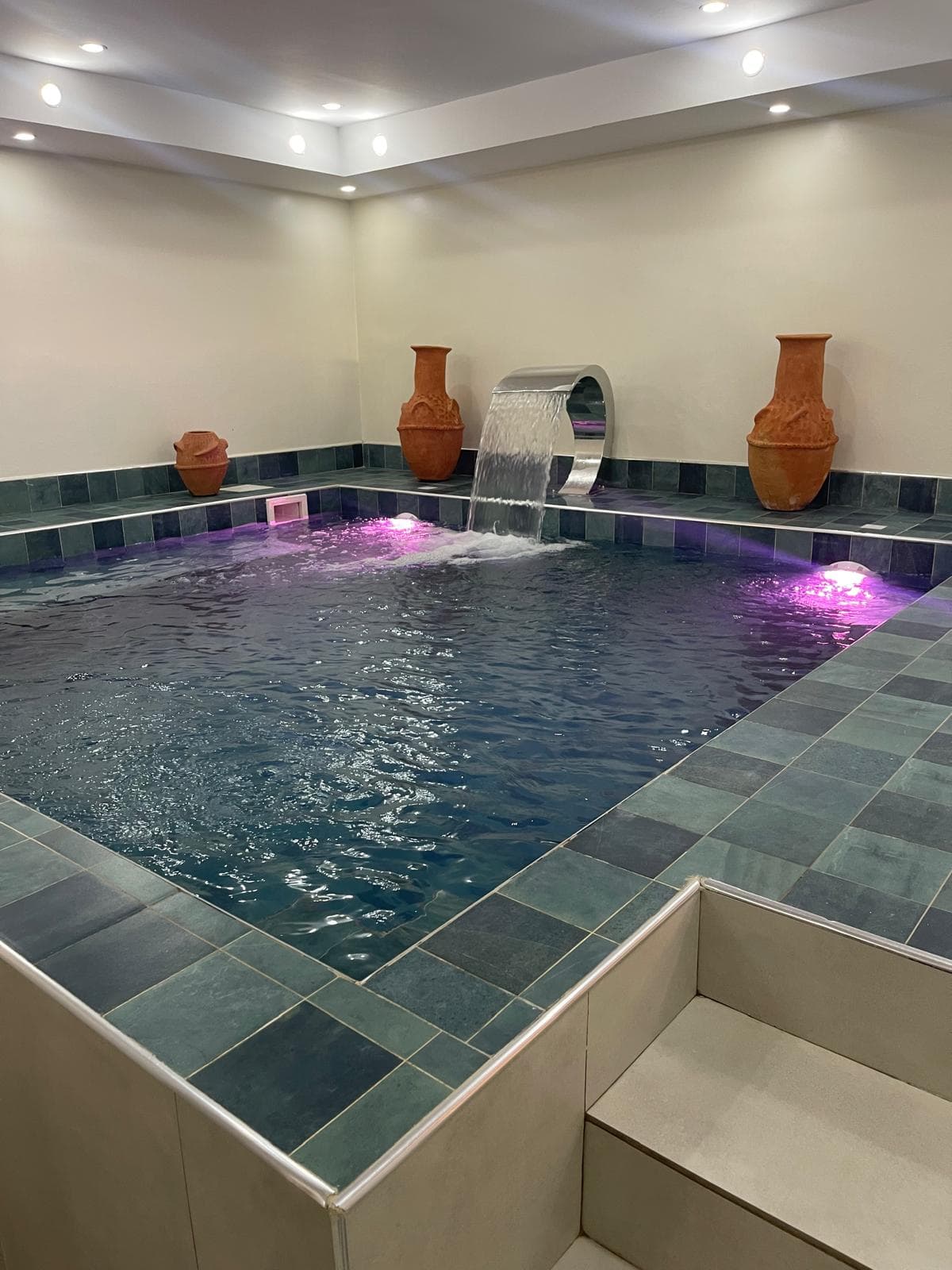 Centre Spa Kaolack — Bassin intérieur & mur d'eau
